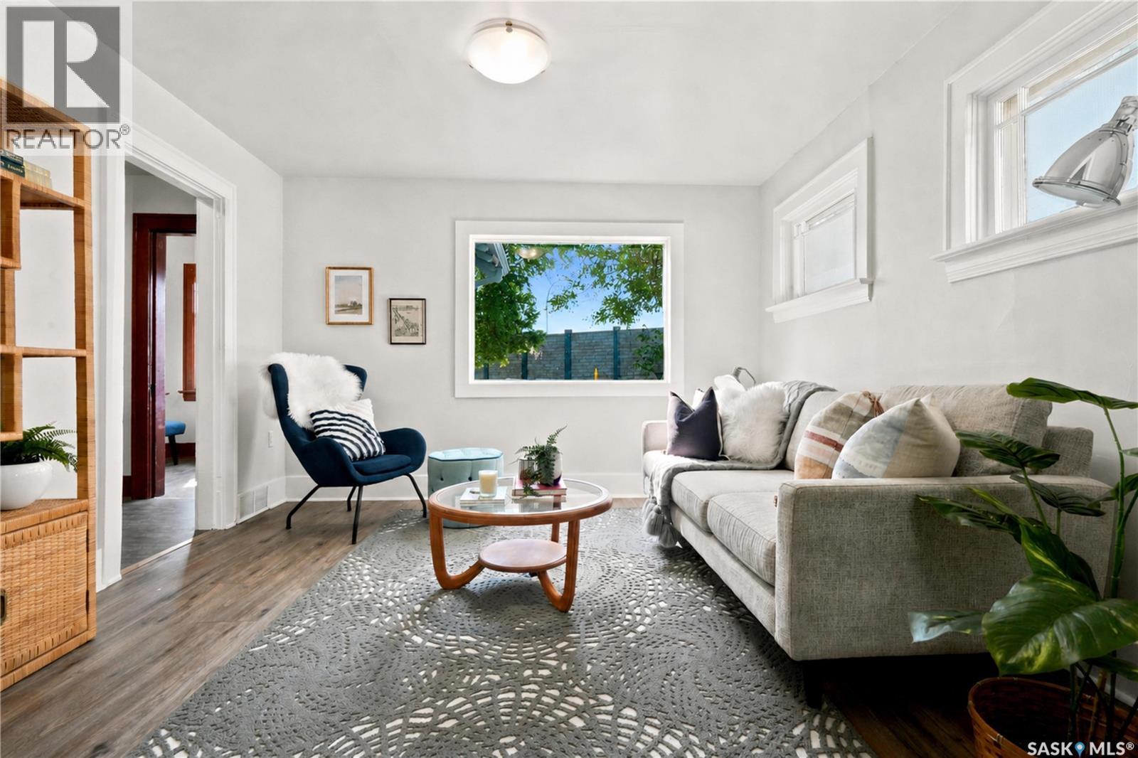 1117 Kilburn Avenue, Saskatoon, SK - Indoor Photo Showing Living Room