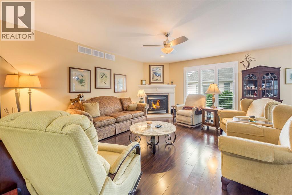 5600 Blackwell Sideroad Unit# 465, Sarnia, ON - Indoor Photo Showing Living Room With Fireplace
