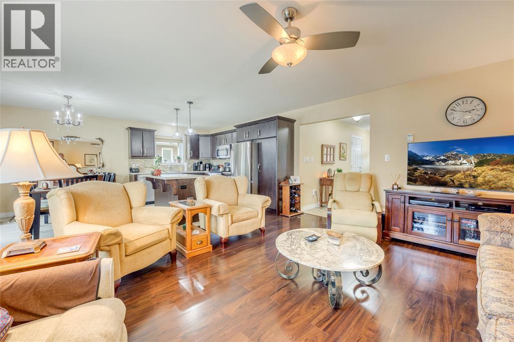 5600 Blackwell Sideroad Unit# 465, Sarnia, ON - Indoor Photo Showing Living Room
