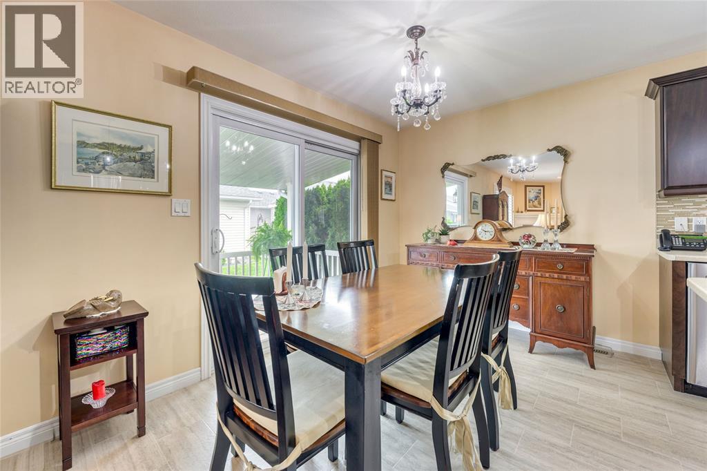 5600 Blackwell Sideroad Unit# 465, Sarnia, ON - Indoor Photo Showing Dining Room