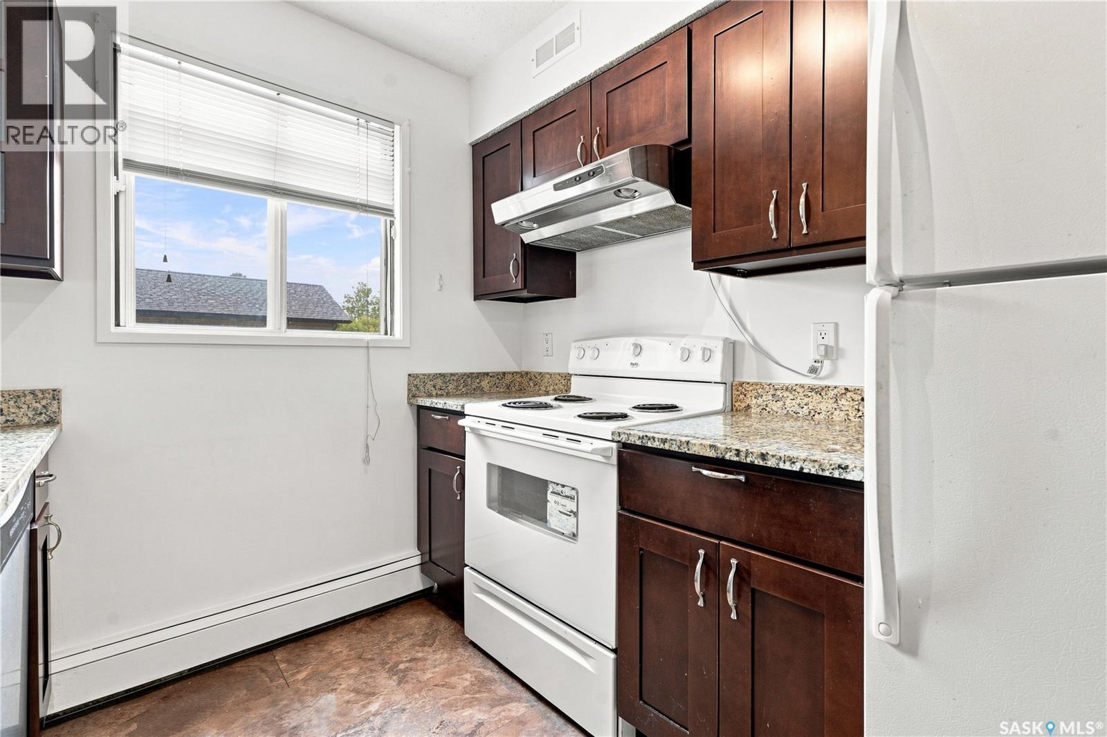 301 116 111Th Street, Saskatoon, SK - Indoor Photo Showing Kitchen