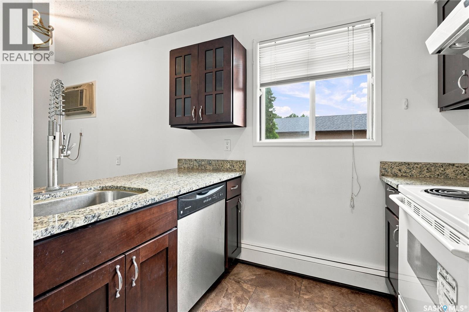 301 116 111Th Street, Saskatoon, SK - Indoor Photo Showing Kitchen