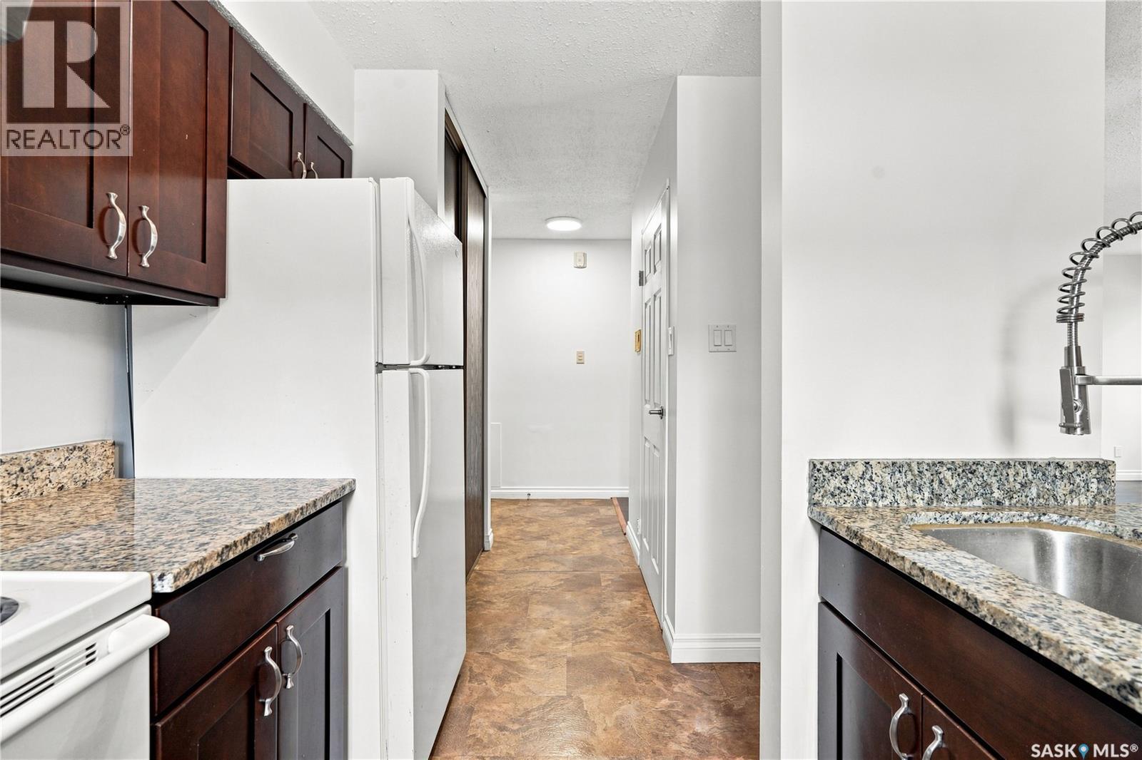 301 116 111Th Street, Saskatoon, SK - Indoor Photo Showing Kitchen
