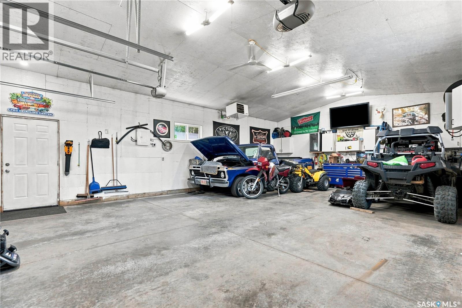316 1St Street E, Langham, SK - Indoor Photo Showing Garage