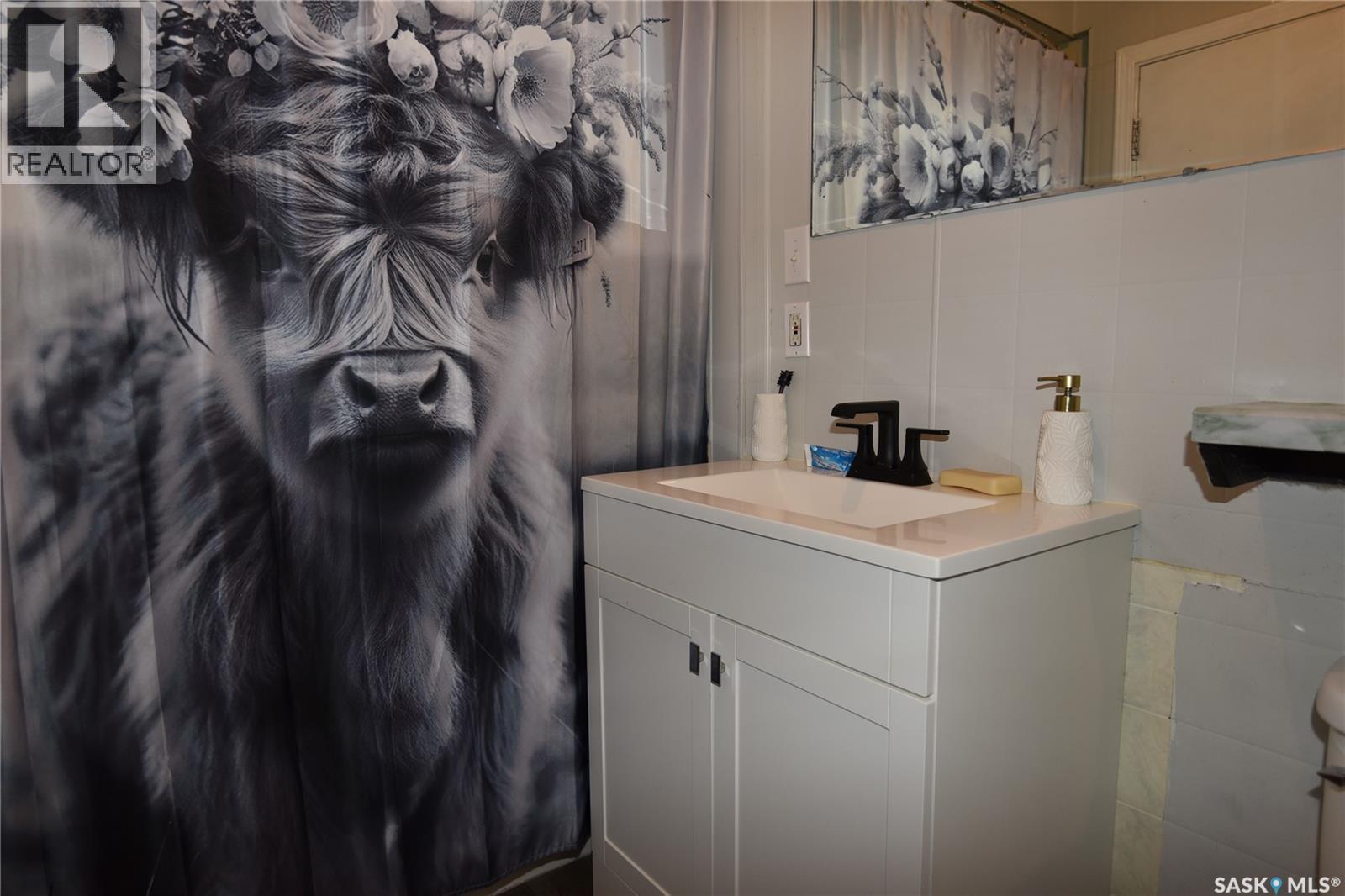 218 4A Street E, Nipawin, SK - Indoor
