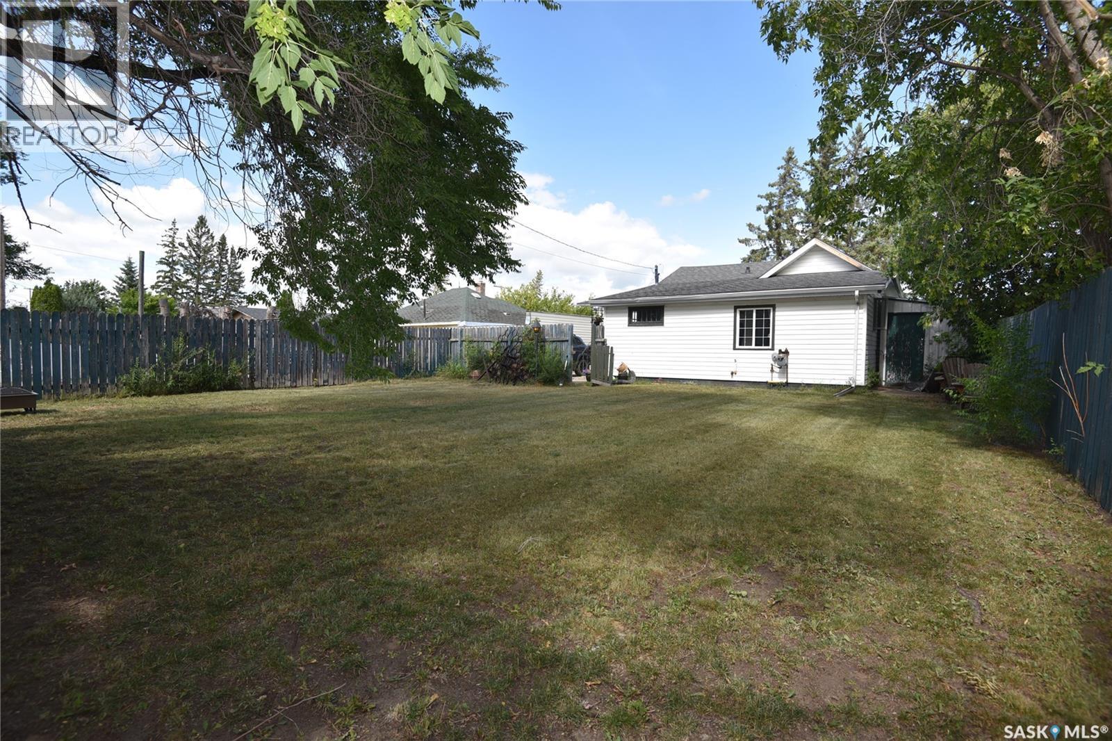 218 4A Street E, Nipawin, SK - Outdoor