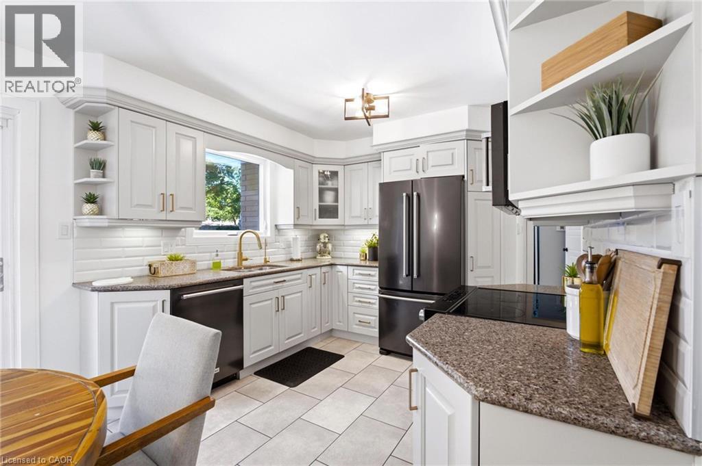 581 Glendene Crescent, Waterloo, ON - Indoor Photo Showing Kitchen With Upgraded Kitchen