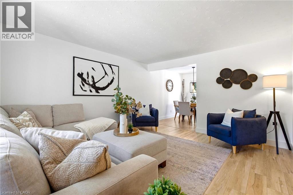 581 Glendene Crescent, Waterloo, ON - Indoor Photo Showing Living Room