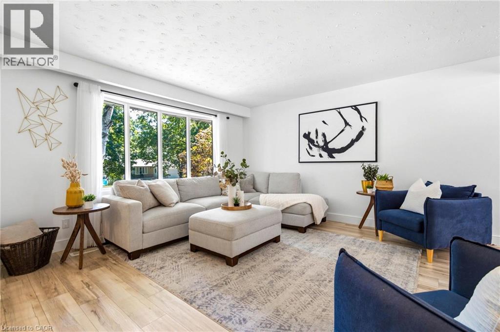 581 Glendene Crescent, Waterloo, ON - Indoor Photo Showing Living Room