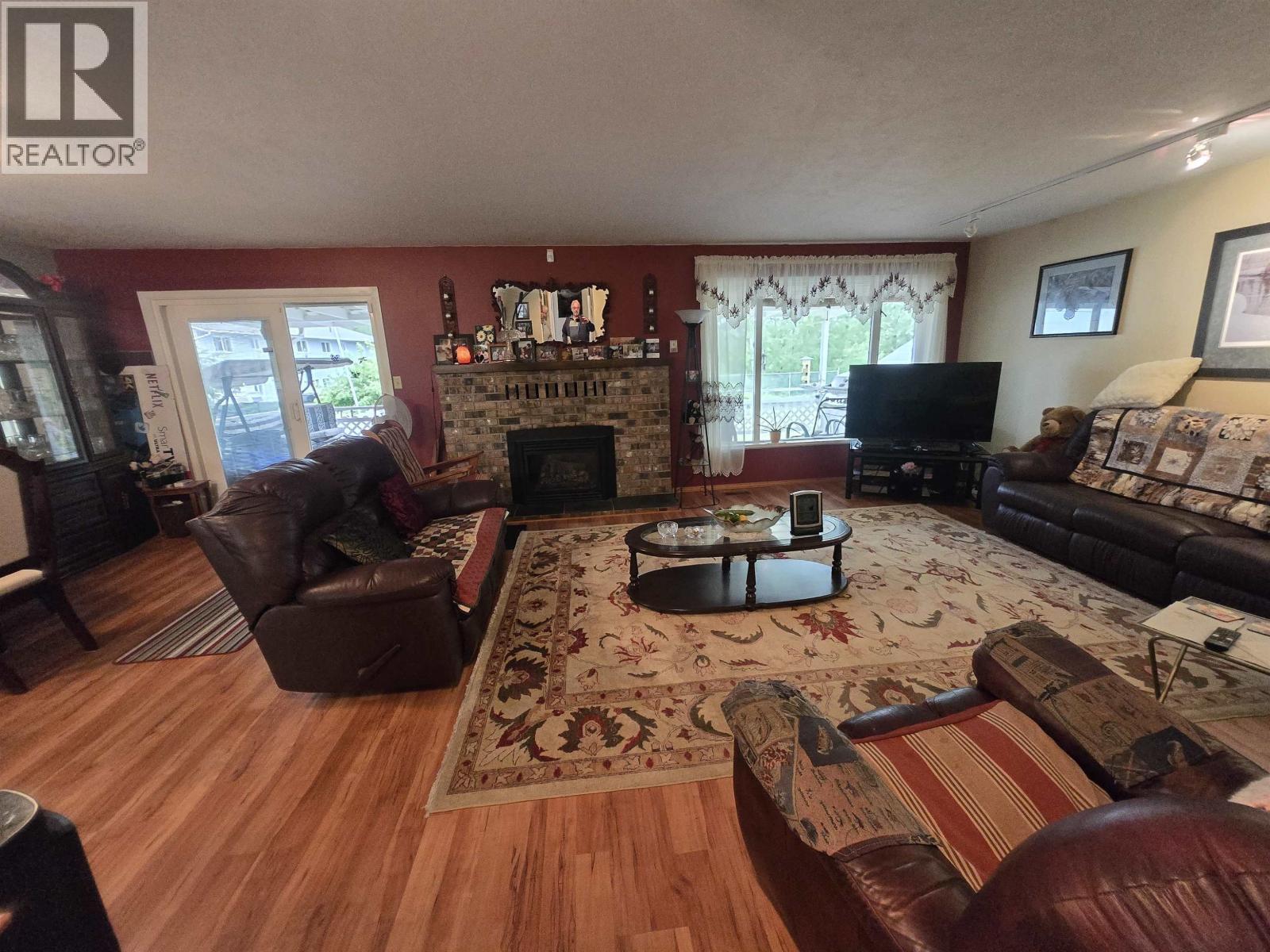 575 Harcourt Avenue, Quesnel, BC - Indoor Photo Showing Living Room With Fireplace