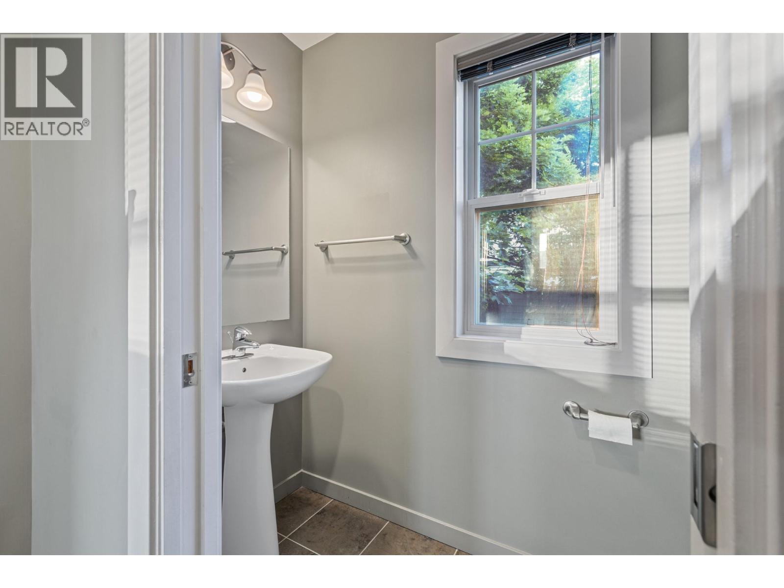 146 Mccurdy Road Unit# 2, Kelowna, BC - Indoor Photo Showing Bathroom