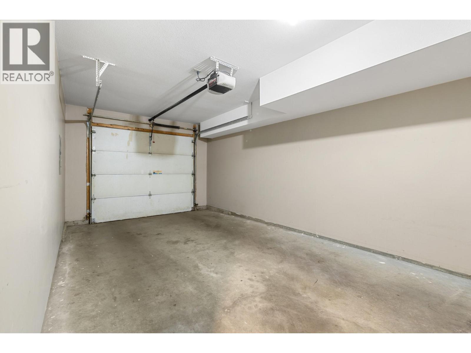 146 Mccurdy Road Unit# 2, Kelowna, BC - Indoor Photo Showing Garage