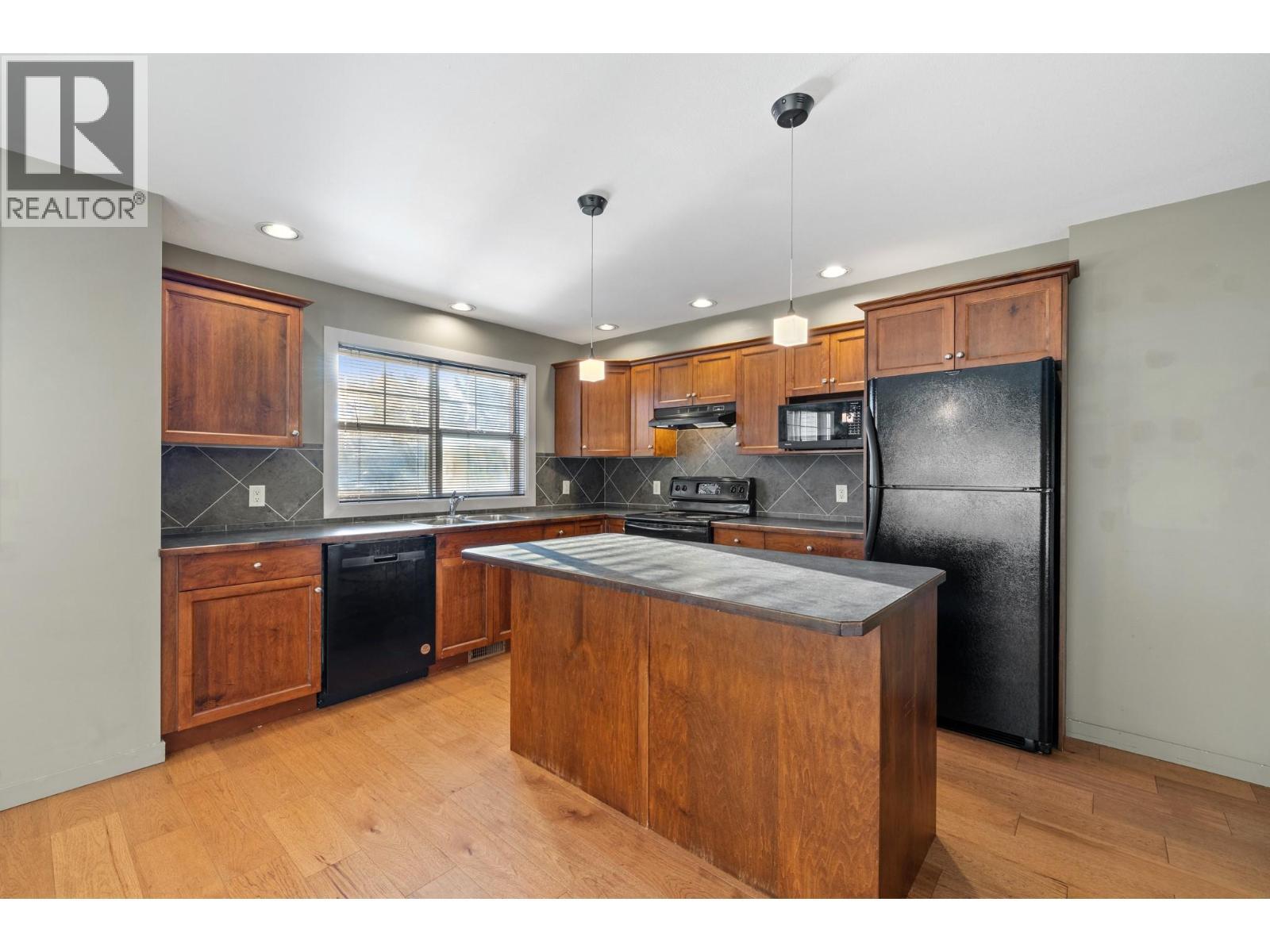 146 Mccurdy Road Unit# 2, Kelowna, BC - Indoor Photo Showing Kitchen