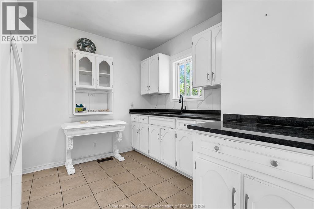 3337 Riberdy Road, Windsor, ON - Indoor Photo Showing Kitchen