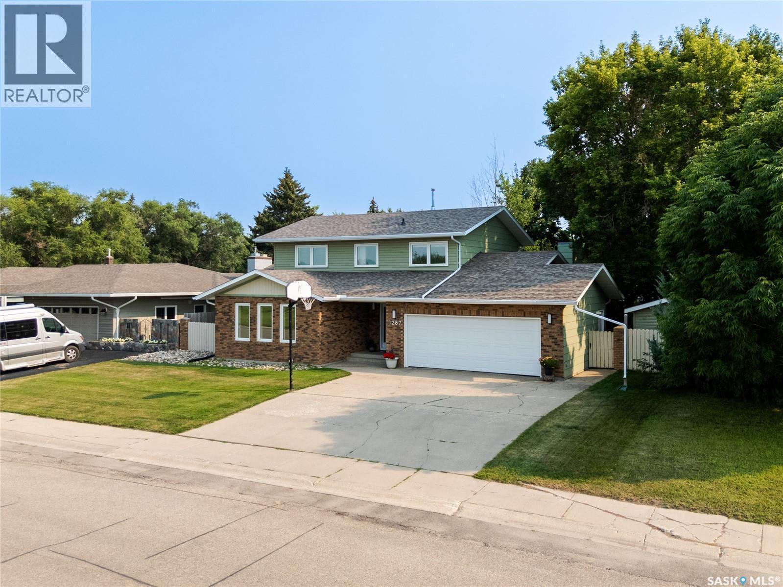 1287 Simcoe Street, Moose Jaw, SK - Outdoor With Facade
