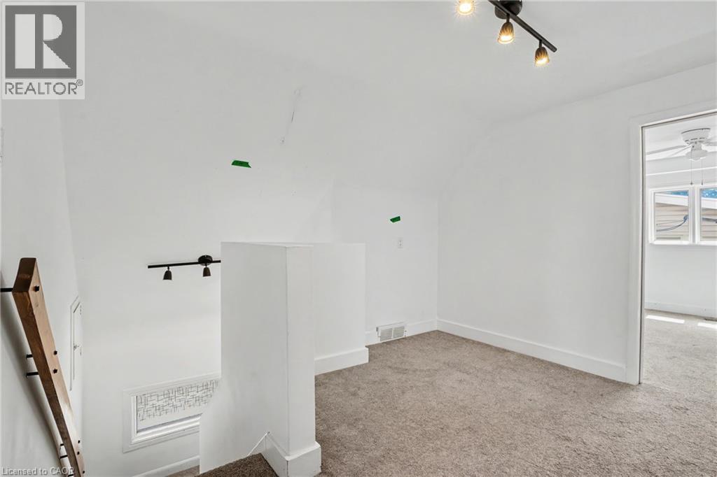 100 Hardale Crescent, Hamilton, ON - Indoor Photo Showing Other Room