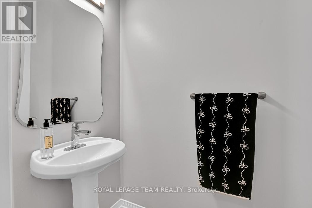 2 piece powder room on main level - 4121 Wolfe Point Way, Ottawa, ON - Photo Showing Bathroom