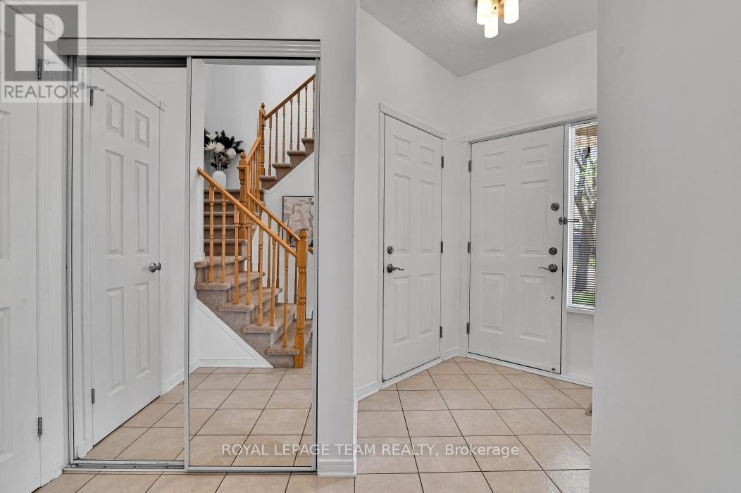 Expansive foyer with ceramic tile - 4121 Wolfe Point Way, Ottawa, ON - Indoor Photo Showing Other Room