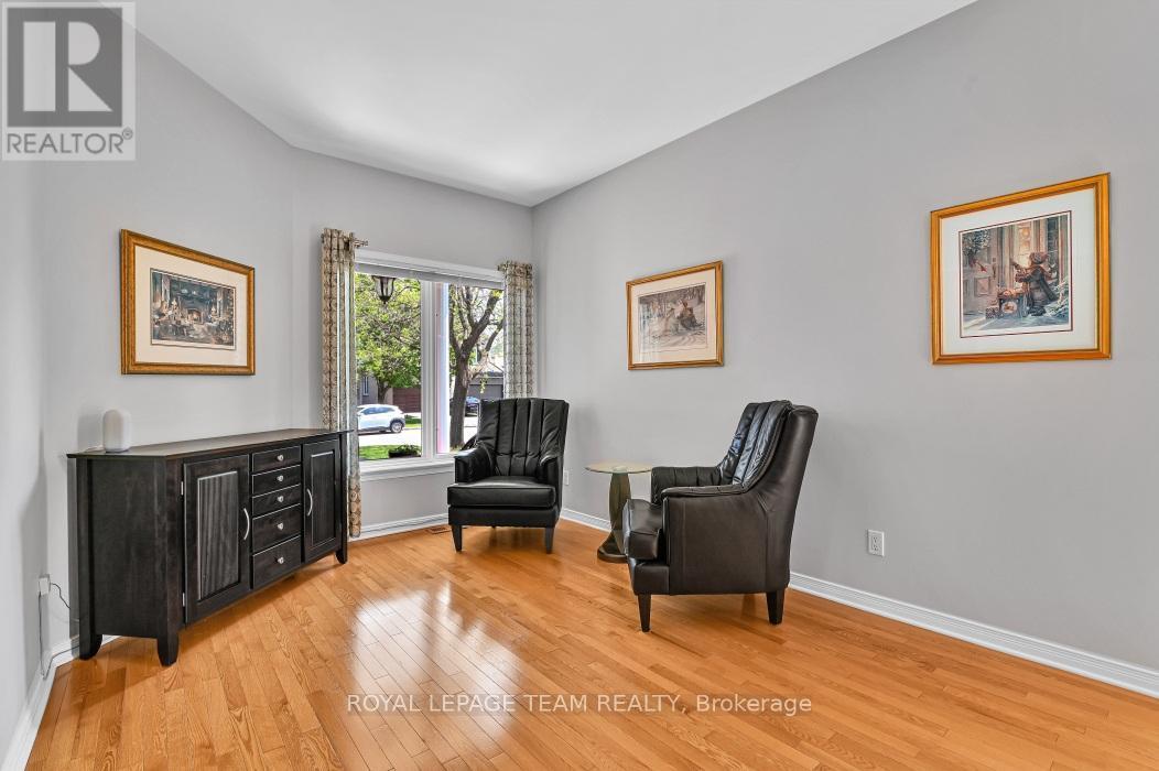 Relaxing Living room with impecable hardwood floor - 4121 Wolfe Point Way, Ottawa, ON - Indoor