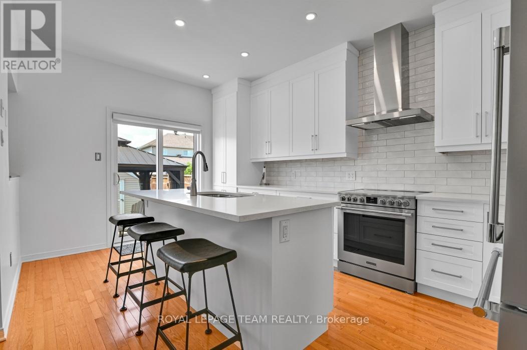 Stunning renovated kitchen w/soft closing cabinets - 4121 Wolfe Point Way, Ottawa, ON - Indoor Photo Showing Kitchen With Upgraded Kitchen