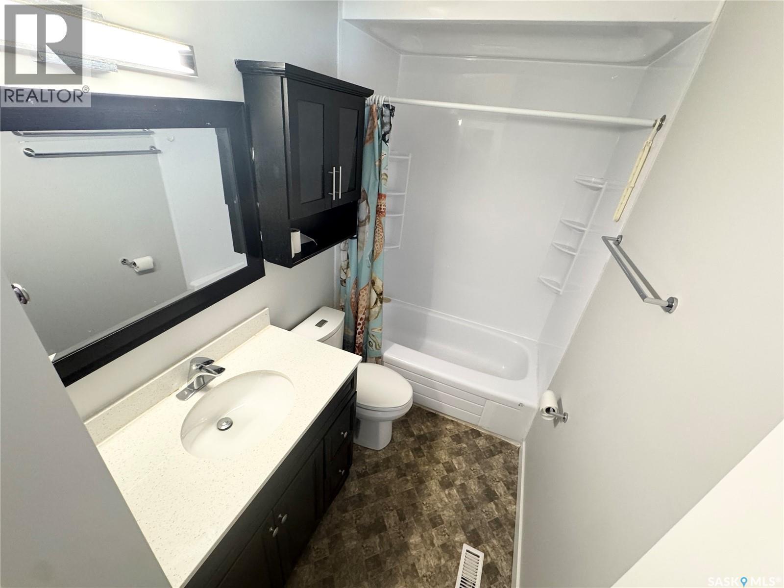2907 Jenkins Drive E, Regina, SK - Indoor Photo Showing Bathroom