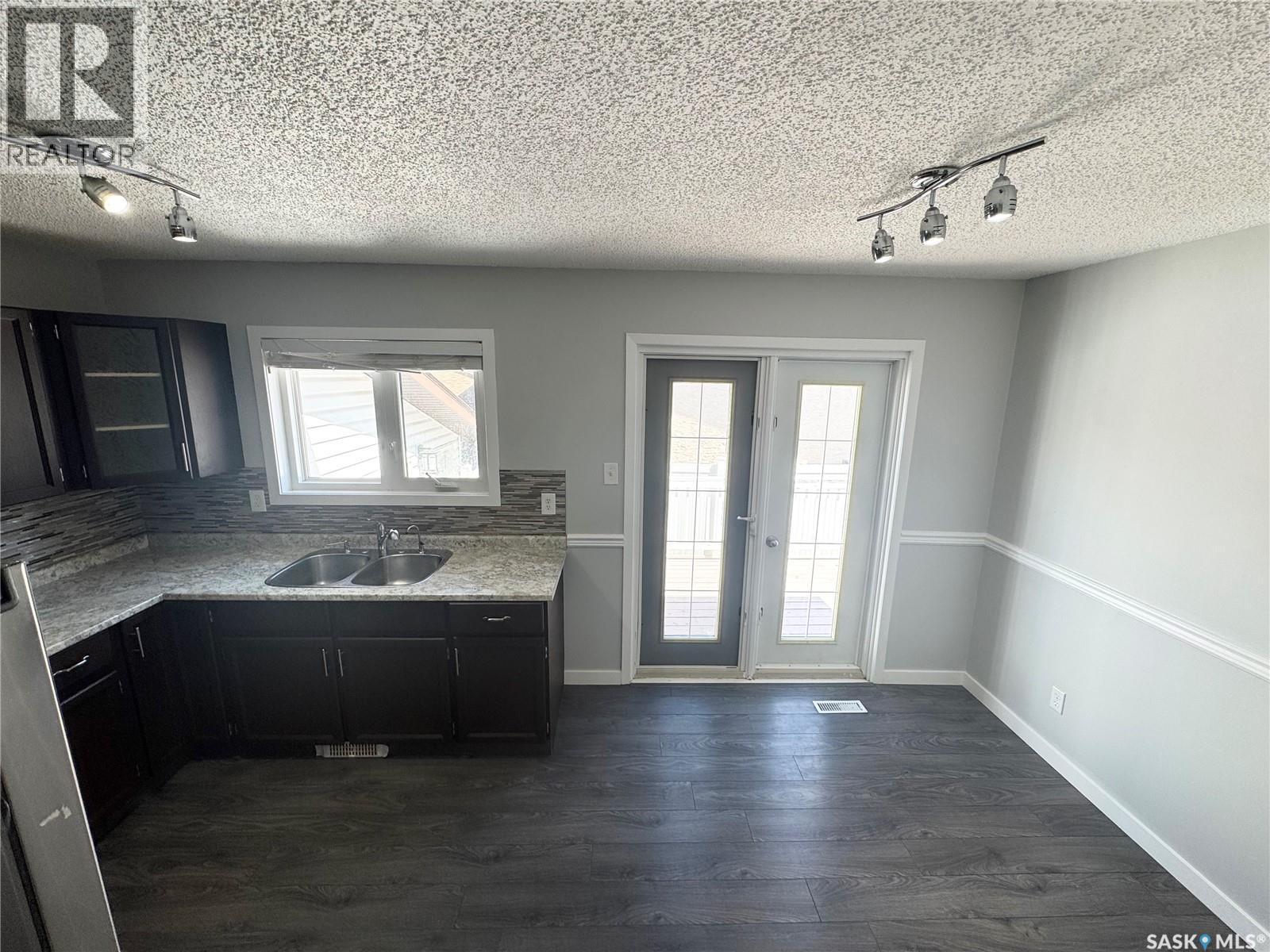 2907 Jenkins Drive E, Regina, SK - Indoor Photo Showing Kitchen With Double Sink