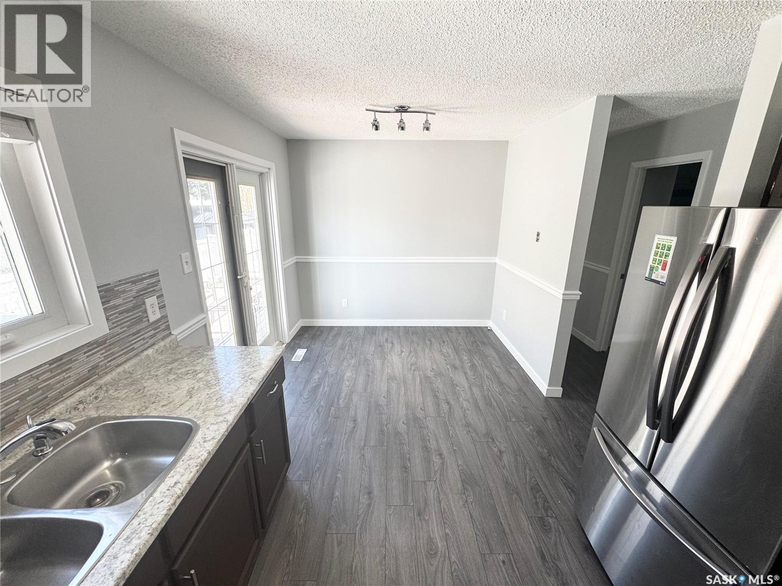 2907 Jenkins Drive E, Regina, SK - Indoor Photo Showing Kitchen With Double Sink