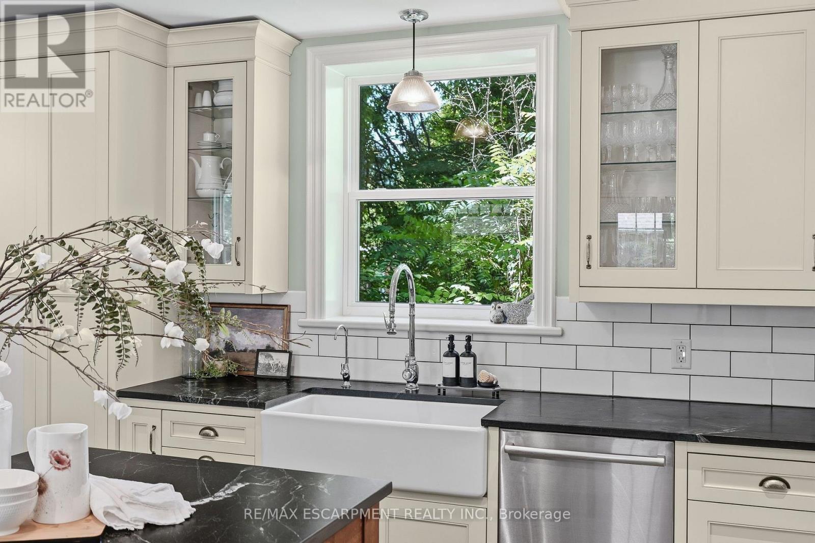 5515 Blind Line, Burlington, ON - Indoor Photo Showing Kitchen With Double Sink With Upgraded Kitchen