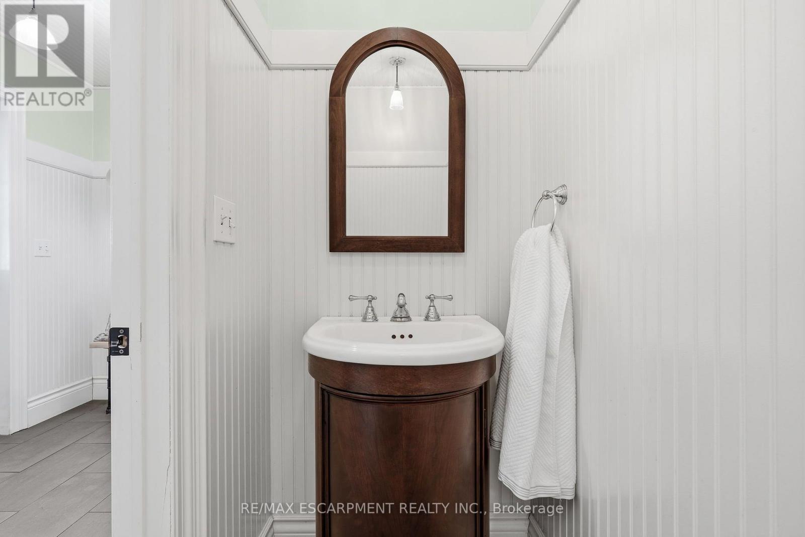5515 Blind Line, Burlington, ON - Indoor Photo Showing Bathroom