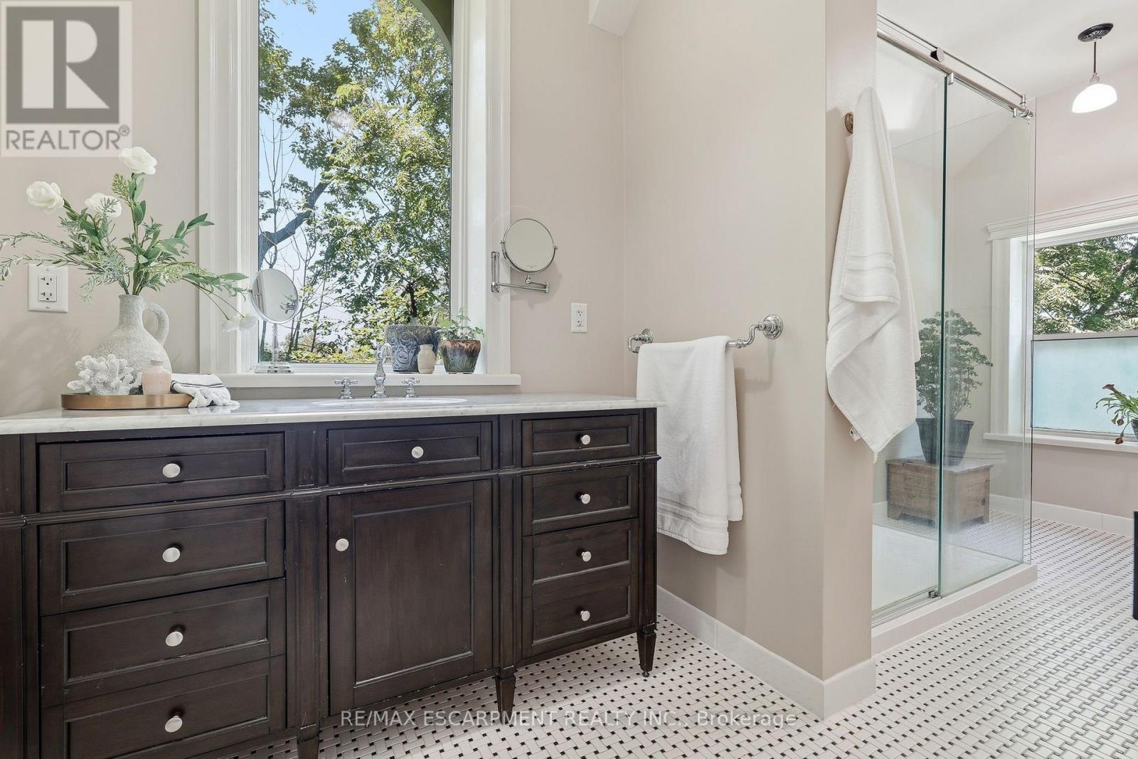5515 Blind Line, Burlington, ON - Indoor Photo Showing Bathroom
