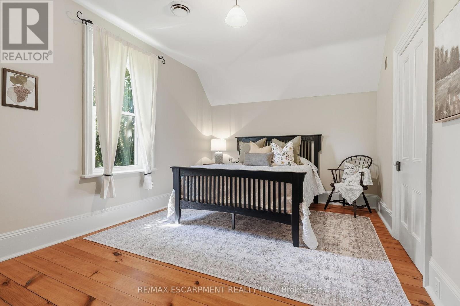 5515 Blind Line, Burlington, ON - Indoor Photo Showing Bedroom