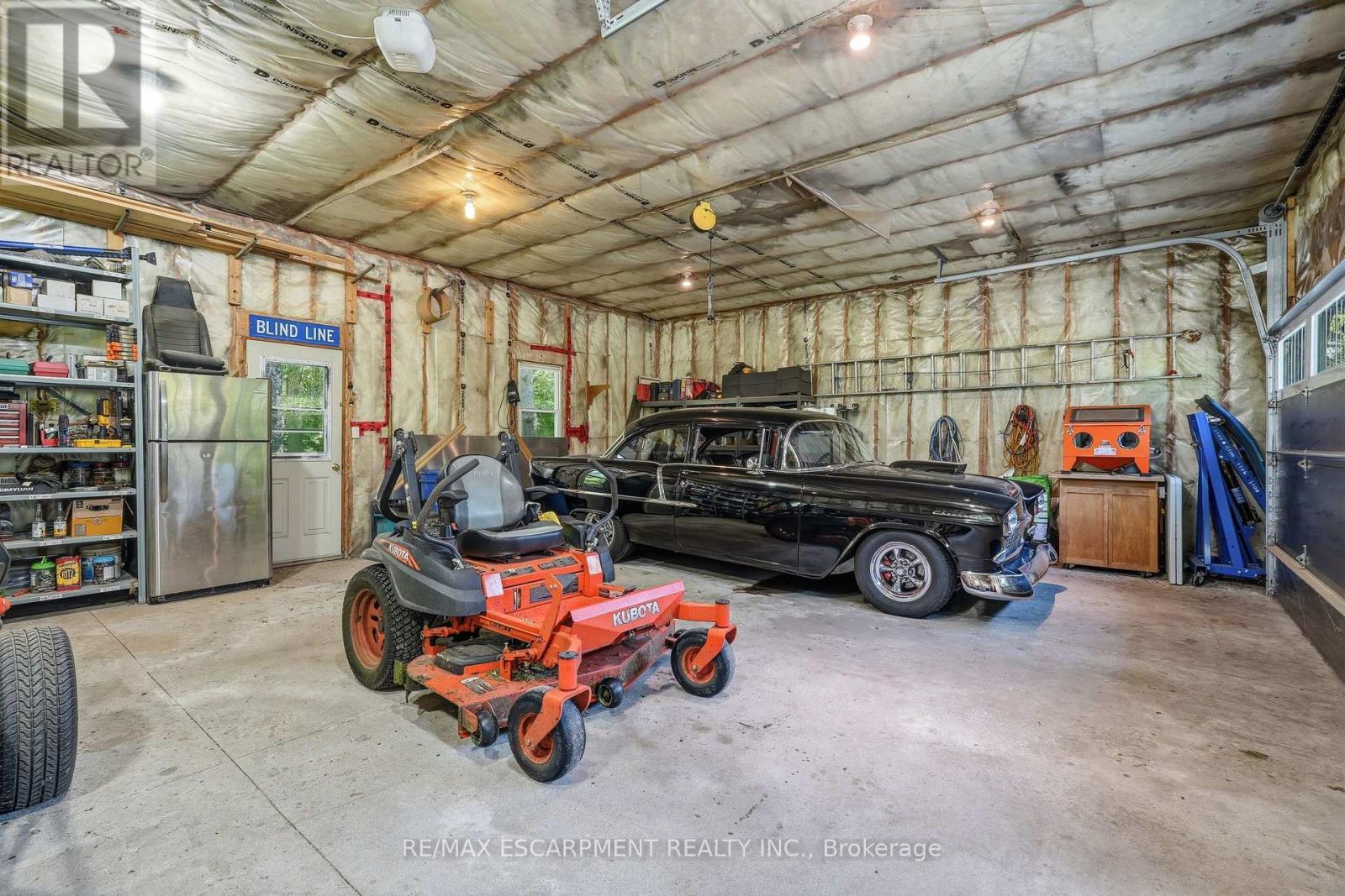 5515 Blind Line, Burlington, ON - Indoor Photo Showing Garage