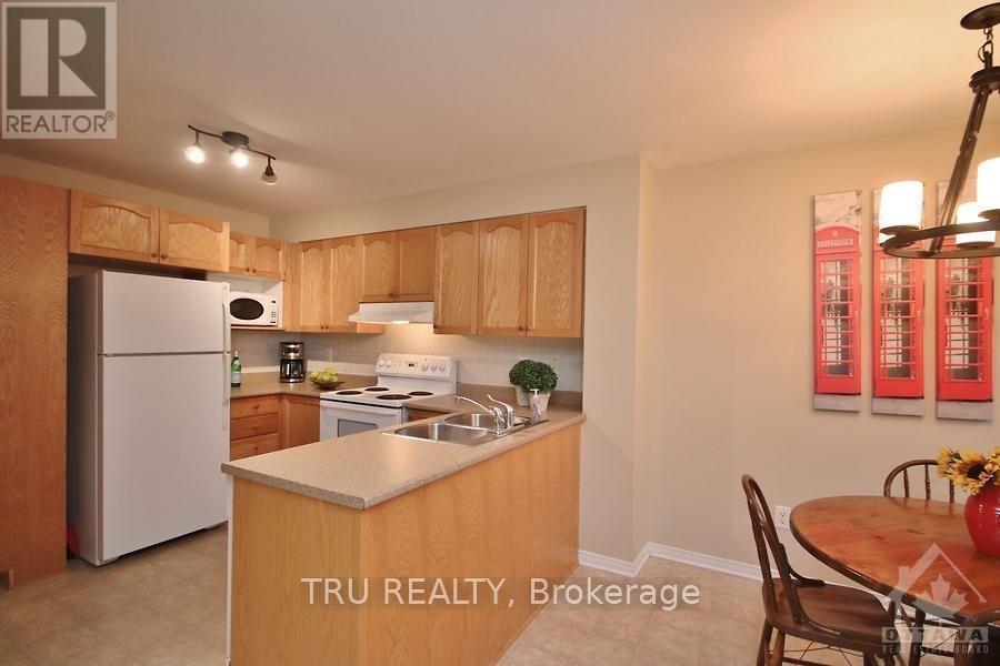 835 Longfields Drive, Ottawa, ON - Indoor Photo Showing Kitchen With Double Sink