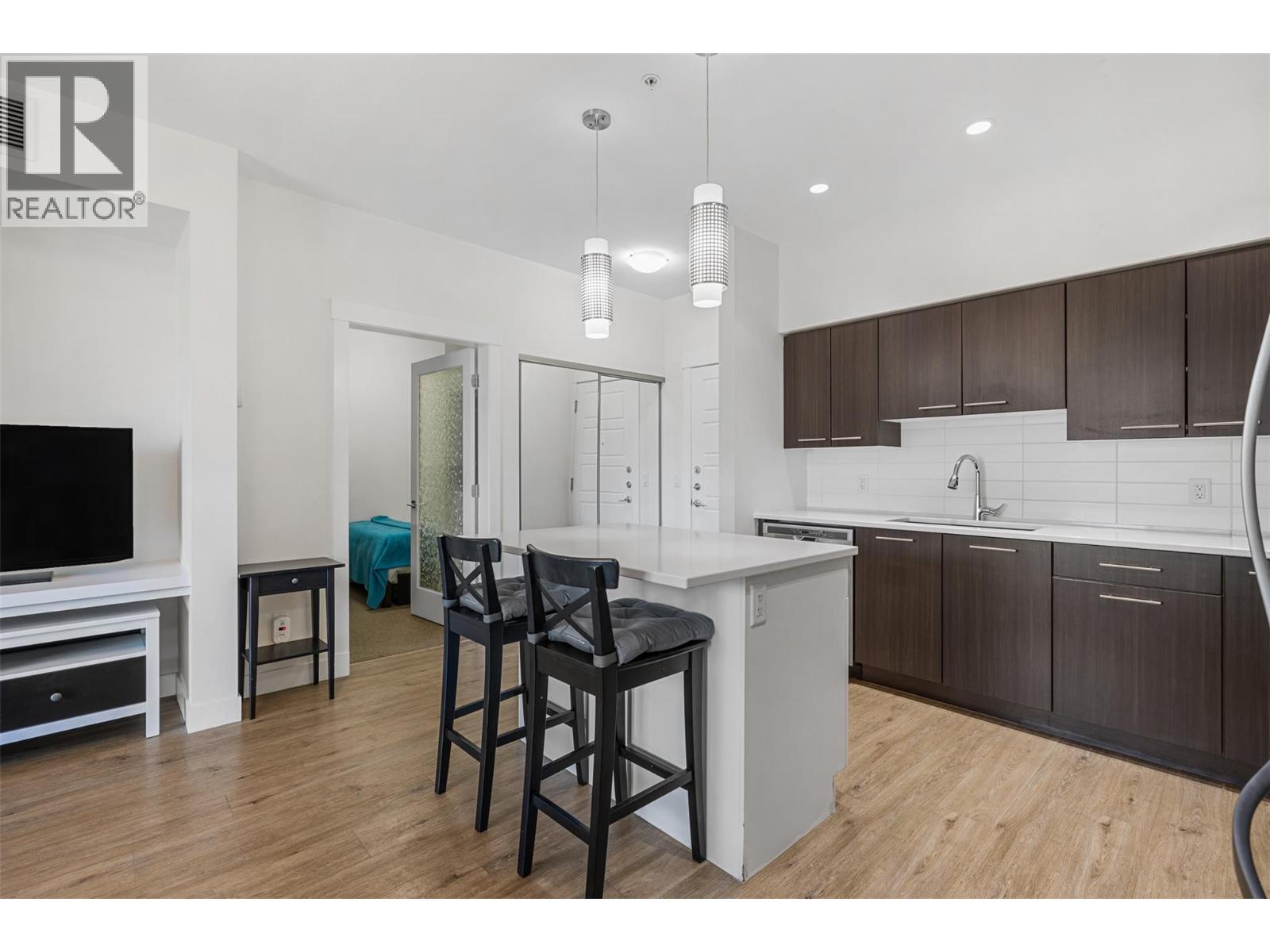 985 Academy Way Unit# 104, Kelowna, BC - Indoor Photo Showing Kitchen With Upgraded Kitchen