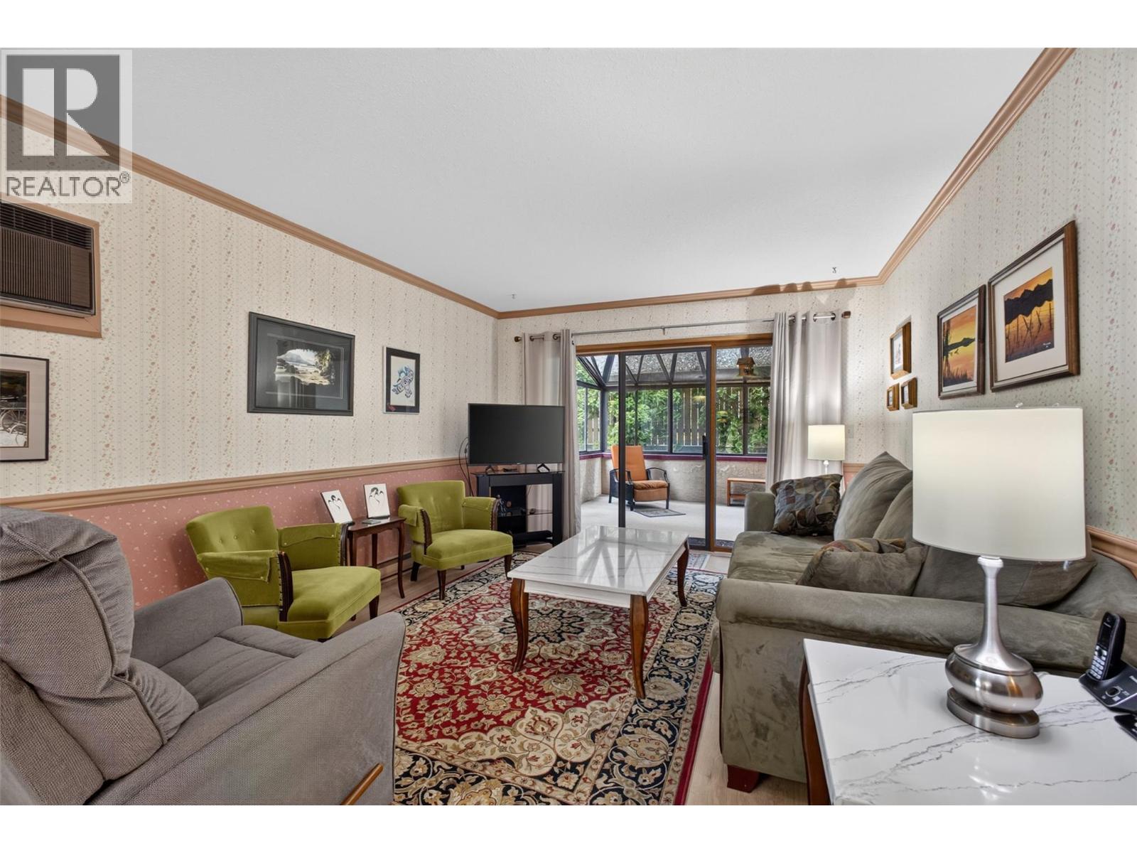 1229 Bernard Avenue Unit# 102, Kelowna, BC - Indoor Photo Showing Living Room