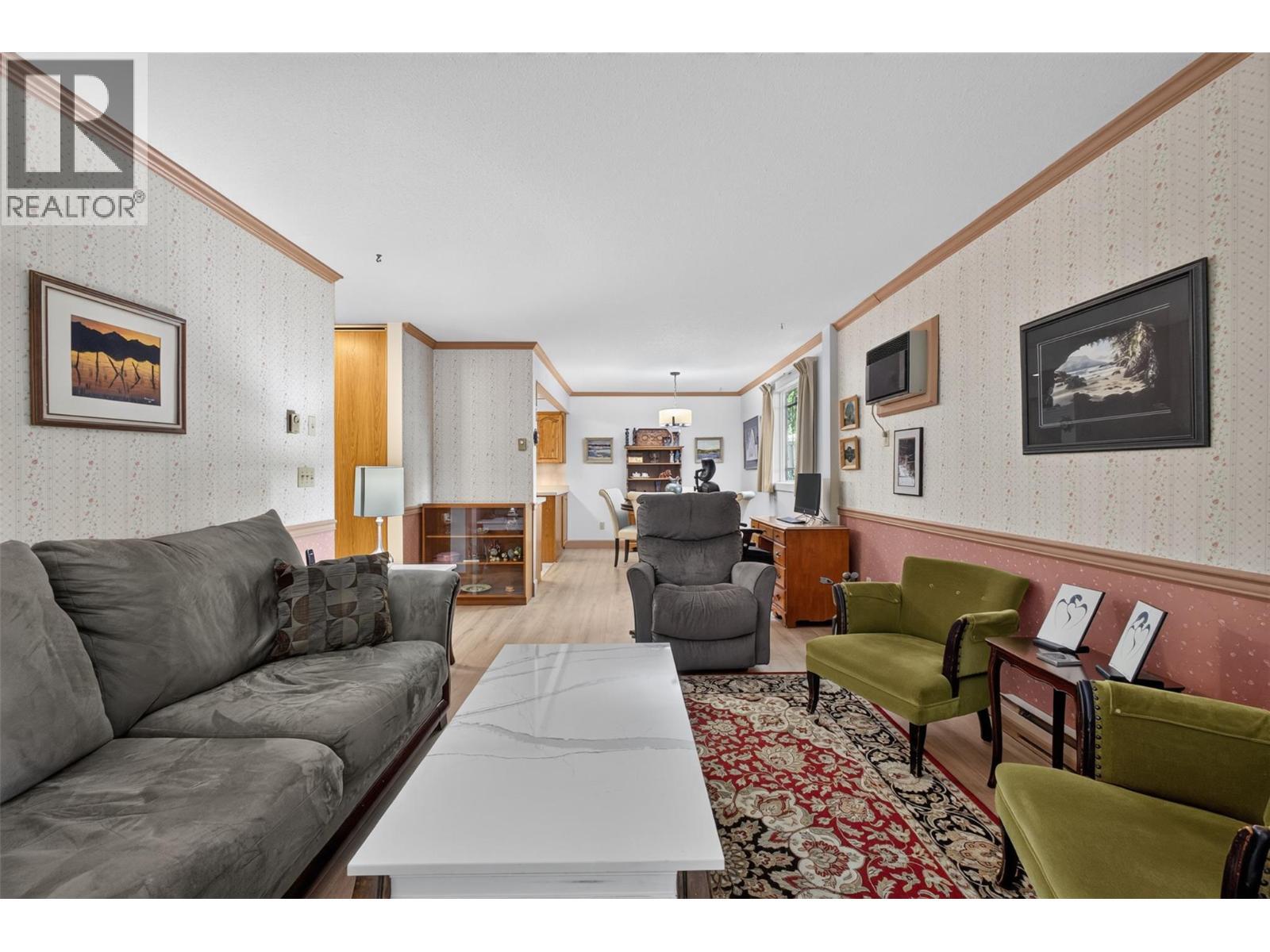 1229 Bernard Avenue Unit# 102, Kelowna, BC - Indoor Photo Showing Living Room
