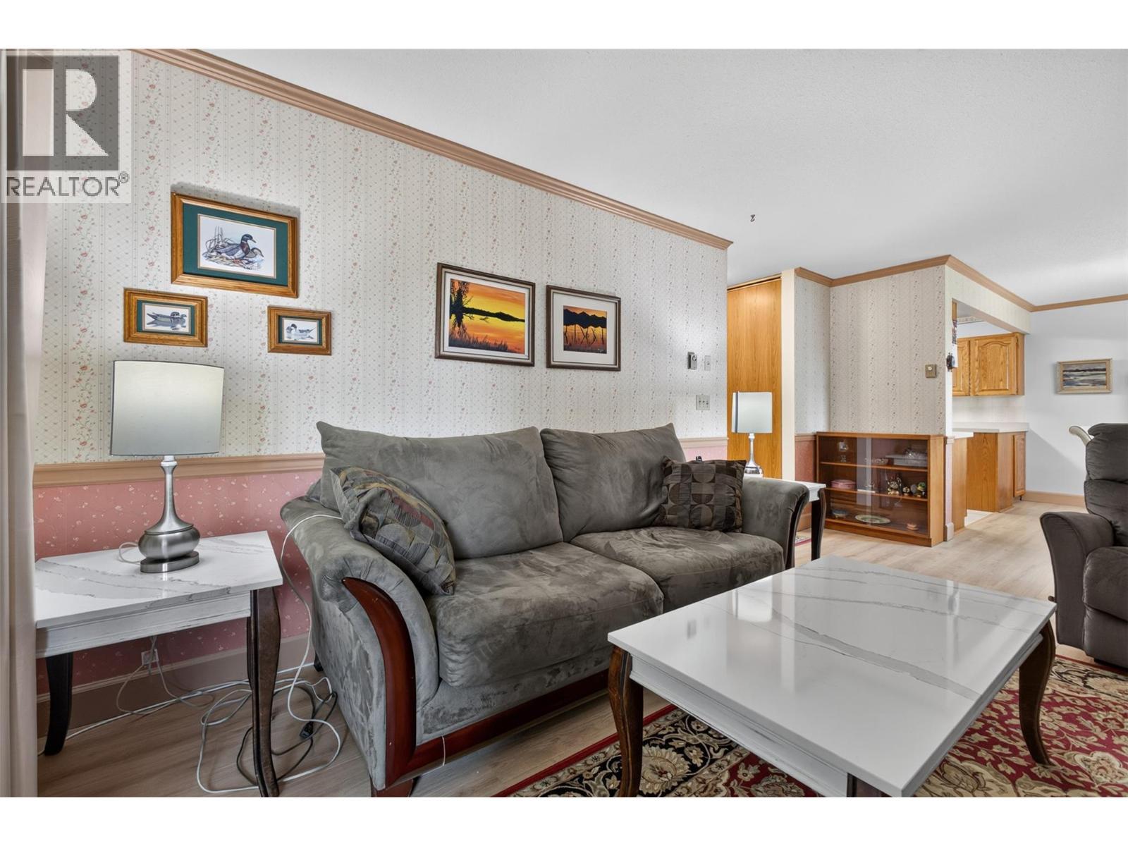 1229 Bernard Avenue Unit# 102, Kelowna, BC - Indoor Photo Showing Living Room