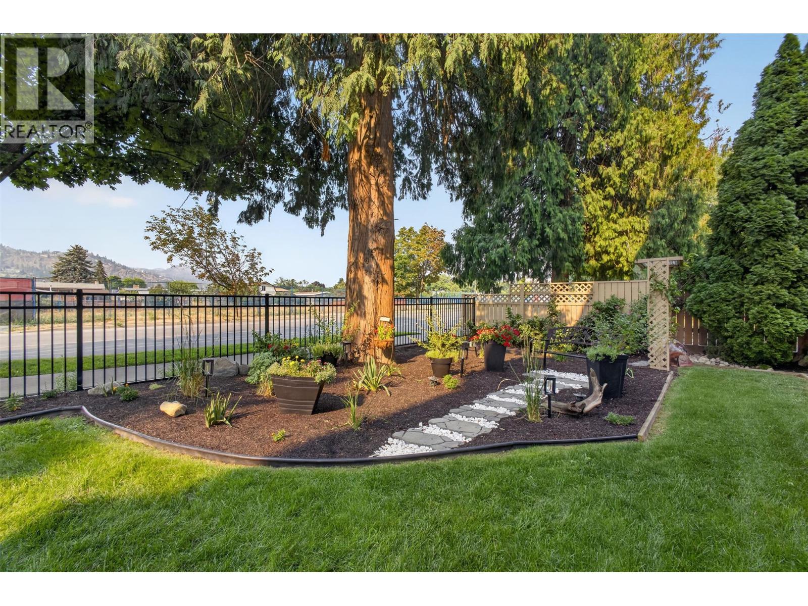1229 Bernard Avenue Unit# 102, Kelowna, BC - Outdoor