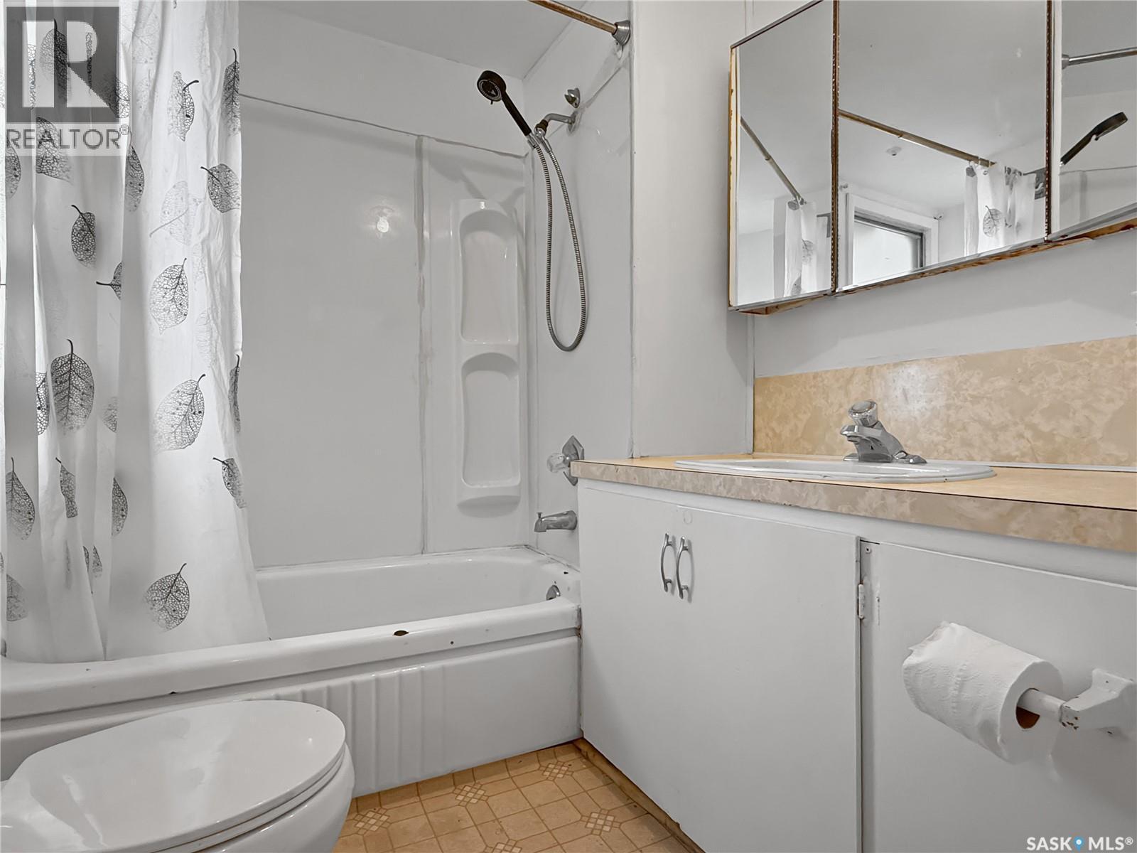 359 6Th Avenue Se, Swift Current, SK - Indoor Photo Showing Bathroom