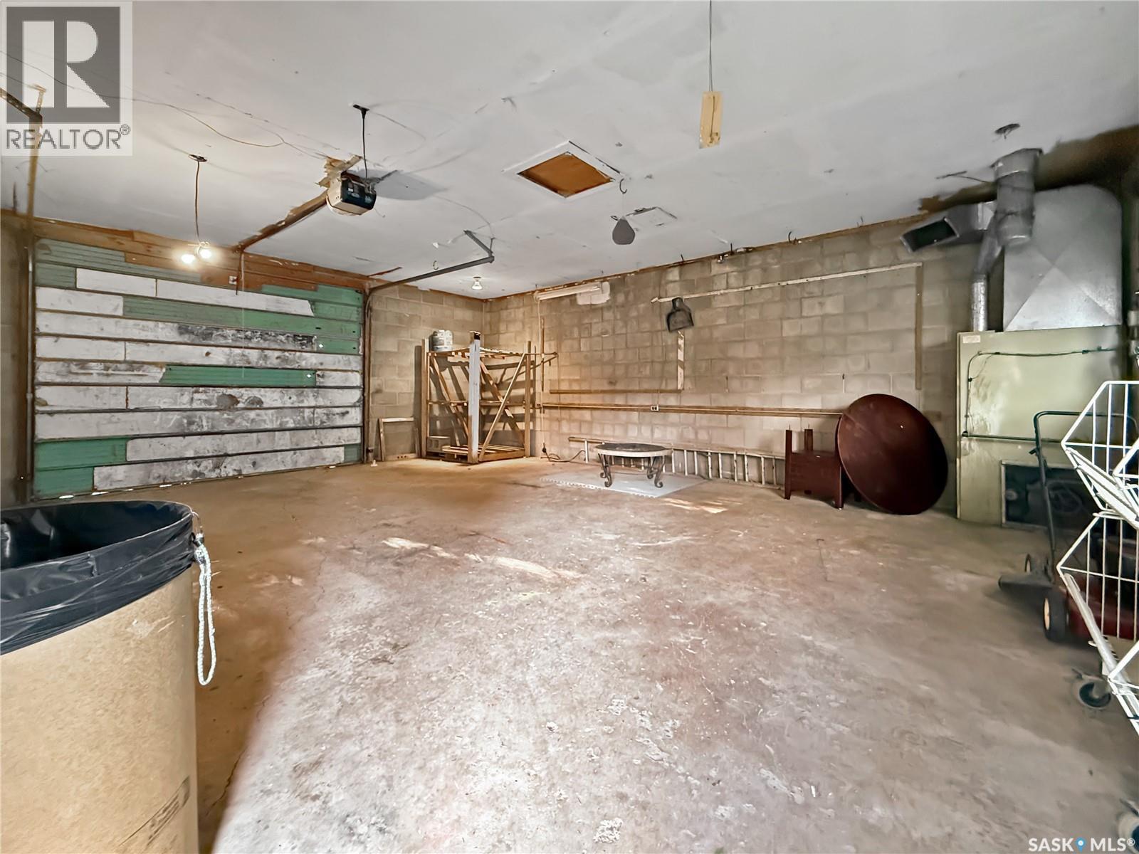 359 6Th Avenue Se, Swift Current, SK - Indoor Photo Showing Garage