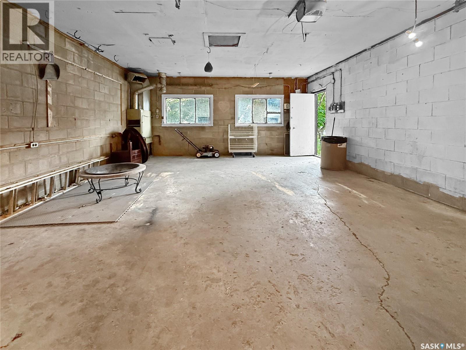 359 6Th Avenue Se, Swift Current, SK - Indoor Photo Showing Garage