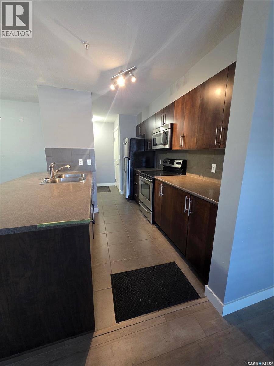110 306 Petterson Drive, Estevan, SK - Indoor Photo Showing Kitchen With Double Sink