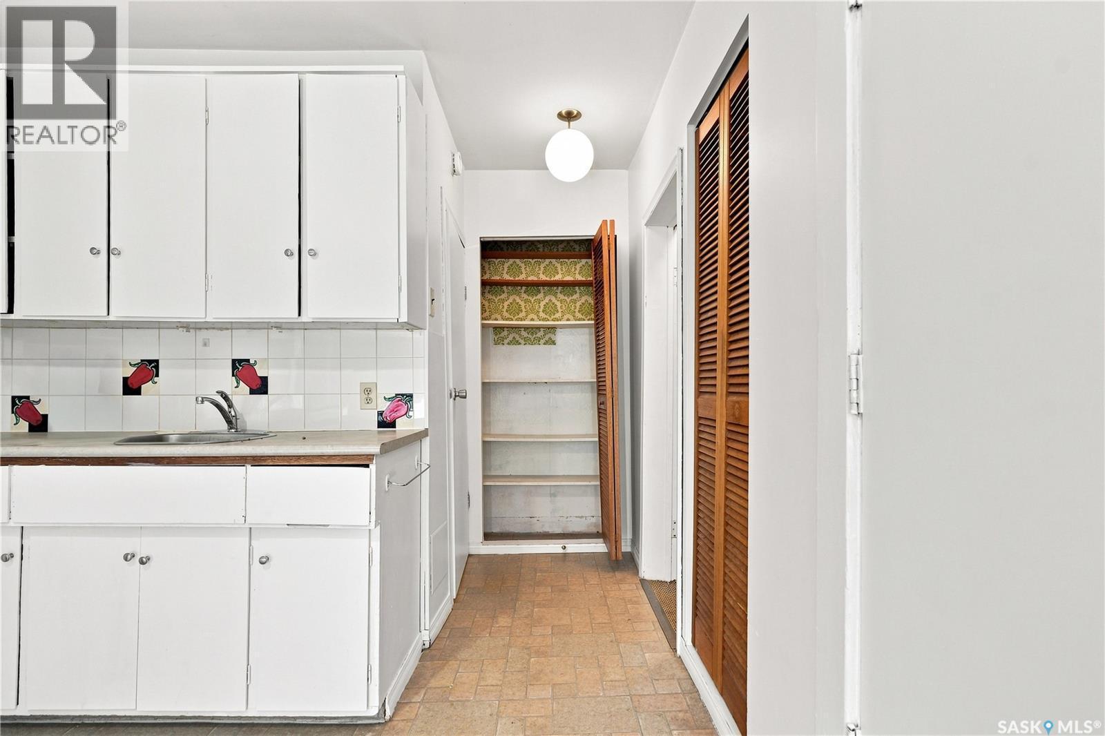 1015 J Avenue N, Saskatoon, SK - Indoor