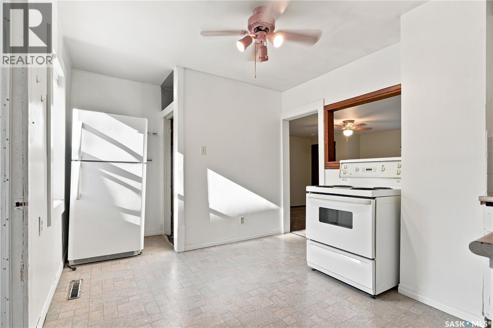 1015 J Avenue N, Saskatoon, SK - Indoor Photo Showing Kitchen