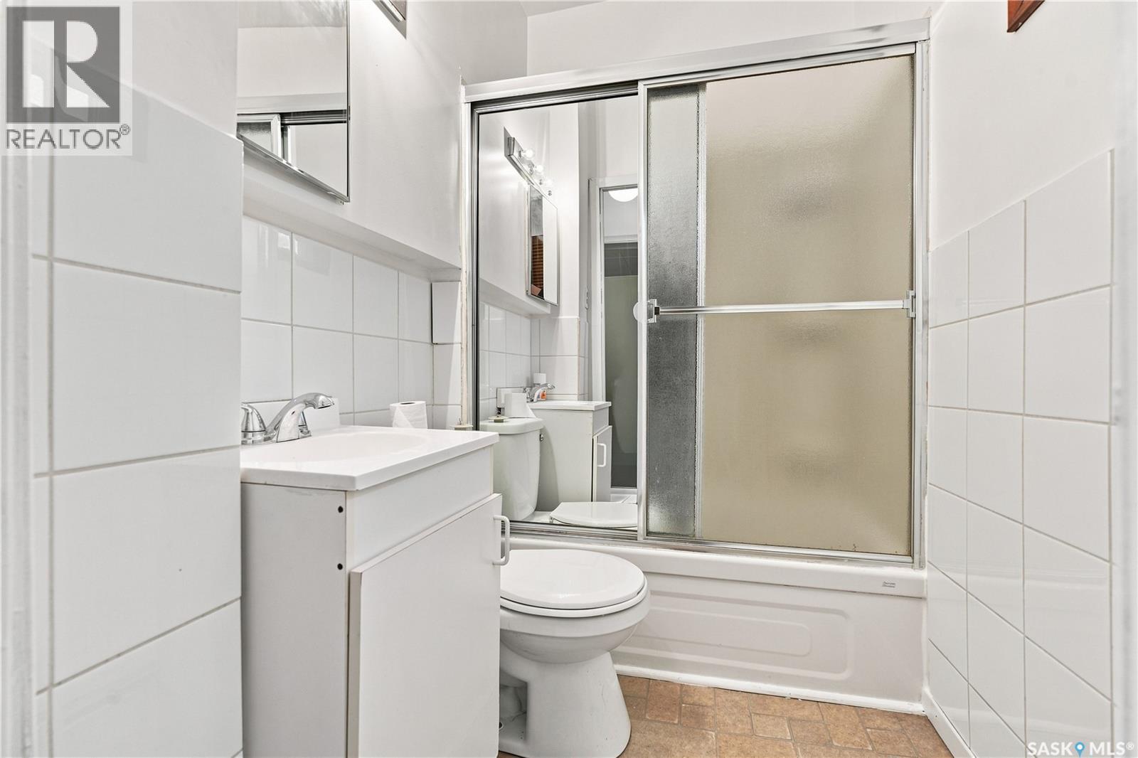 1015 J Avenue N, Saskatoon, SK - Indoor Photo Showing Bathroom