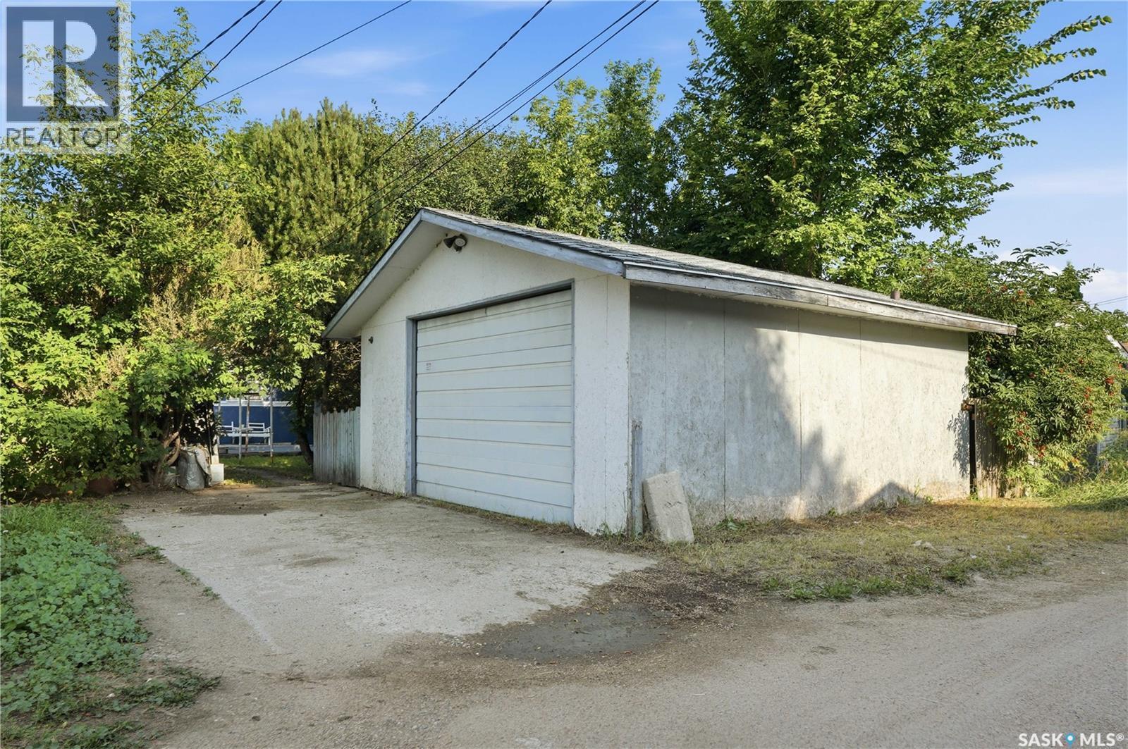 1015 J Avenue N, Saskatoon, SK - Outdoor