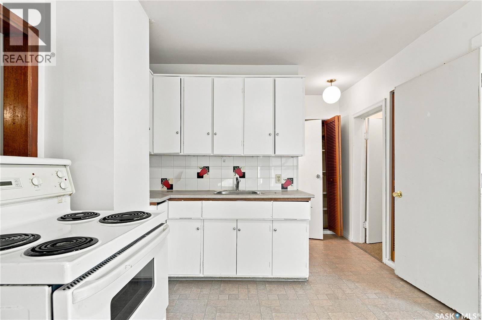 1015 J Avenue N, Saskatoon, SK - Indoor Photo Showing Kitchen