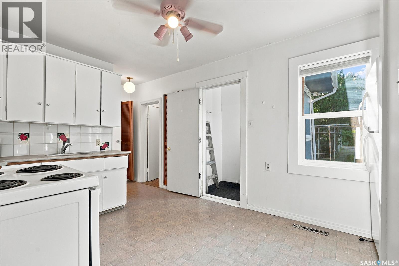 1015 J Avenue N, Saskatoon, SK - Indoor Photo Showing Kitchen