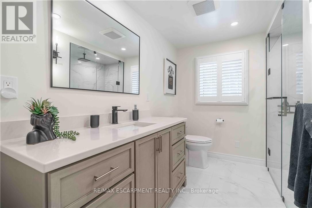 138 Judith Crescent, Hamilton, ON - Indoor Photo Showing Bathroom