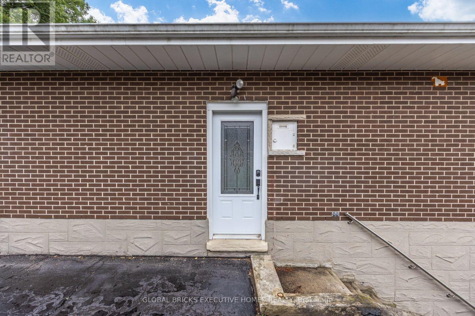 100 Lauris Avenue, Cambridge, ON - Outdoor